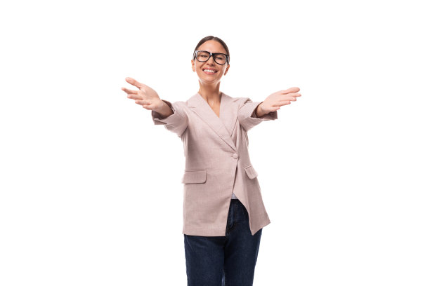 年轻友好苗条的欧洲黑发女子穿着时髦的米色夹克和牛仔裤图片下载