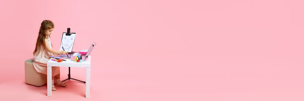 横幅。女孩梦想成为化妆师，用各种化妆品在淡粉色的背景下练习脸部素描。图片下载