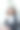 照片中，一位美丽的卷发少女在城市的街道上使用笔记本电脑。图片下载