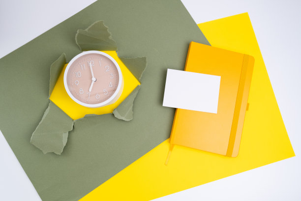 闹钟和空白名片，在彩色背景上留有文字空间。放文字的地方。模型图片下载