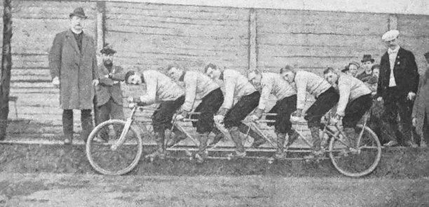 六名男子骑一辆长自行车图片下载