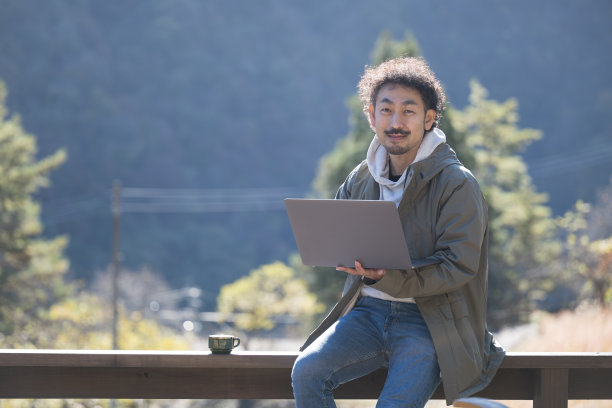 秋天或冬天，在日本农村山区工作的男人们看着相机的照片。图片下载
