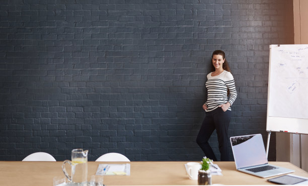 创意女性，肖像和墙壁与白板演示，指导或会议在办公室。女性员工或演示者，对沟通或启动的模型空间有信心图片下载