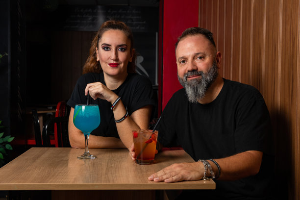 留着胡子戴着帽子的酒保图片下载