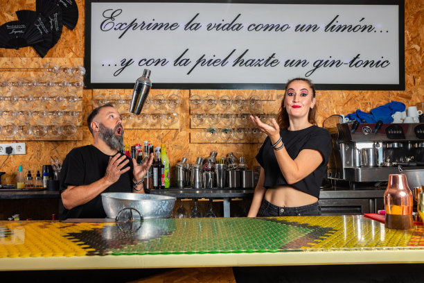 留着胡子戴着帽子的酒保图片下载