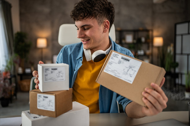 男性消费者收包购物，快捷的网购理念图片下载