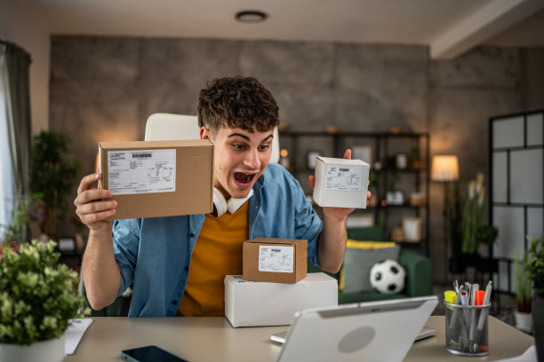 男性消费者收包购物，快捷的网购理念图片下载