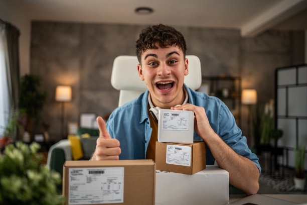 男性消费者收包购物，快捷的网购理念图片下载