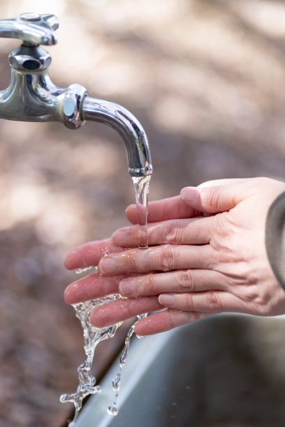 户外洗手的人图片下载