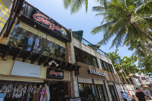 长滩岛，马来，阿克兰——长滩岛白沙滩上的格里烧烤店和星巴克。图片下载