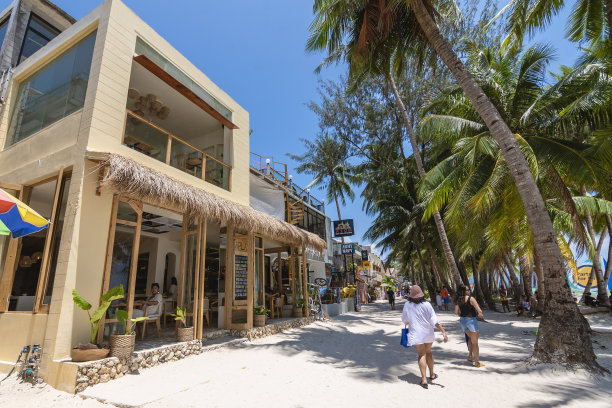 长滩岛白沙滩上的阿普拉亚海滩酒吧和意大利餐厅。图片下载