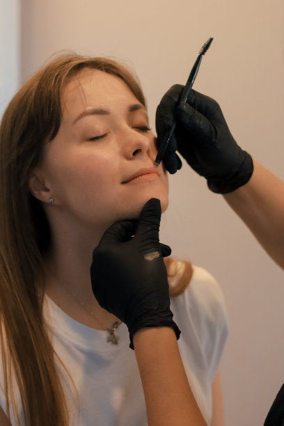 在美容院给嘴唇上永久性的化妆品。图片下载