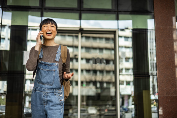 一名日本女子在她作为游客来到的城市度过一天时使用手机的照片图片下载