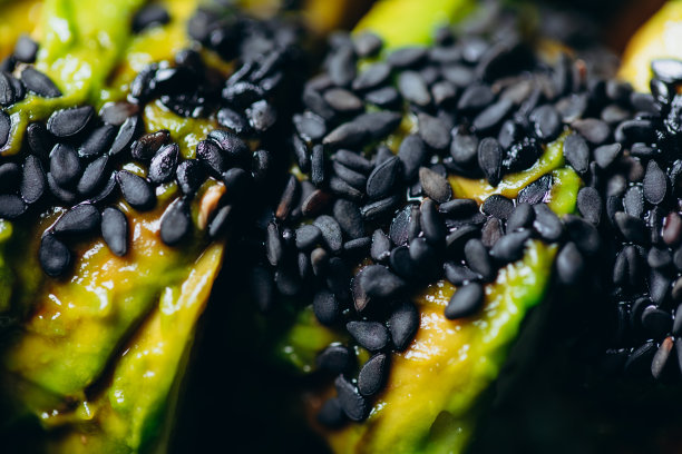 微距照片绿龙卷配米饭、奶油芝士、鳗鱼、黄瓜、牛油果、鳗鱼酱、芝麻图片下载