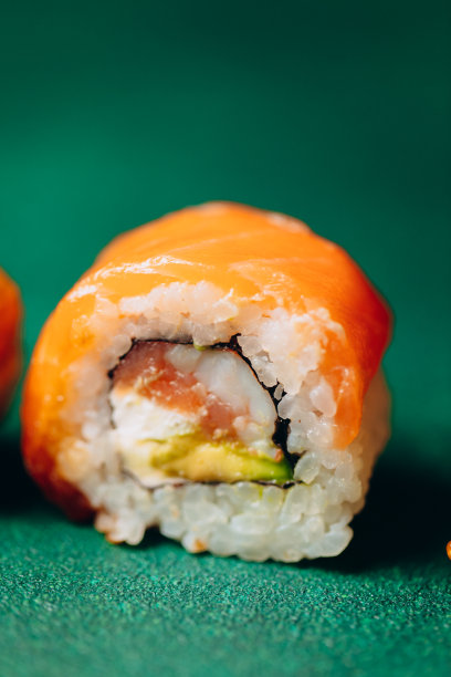 微距照片绿龙卷配米饭、奶油芝士、鳗鱼、黄瓜、牛油果、鳗鱼酱、芝麻图片下载