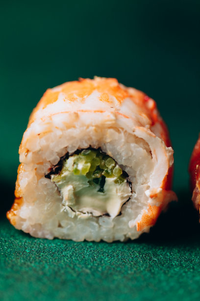 微距照片绿龙卷配米饭、奶油芝士、鳗鱼、黄瓜、牛油果、鳗鱼酱、芝麻图片下载