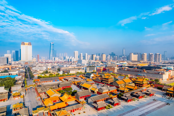 中国辽宁沈阳紫禁城和城市天际线的航空摄影图片下载