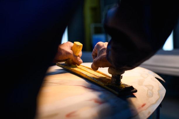 在服务站重新喷漆前，西装工人打磨汽车保险杠的无脸照片图片下载