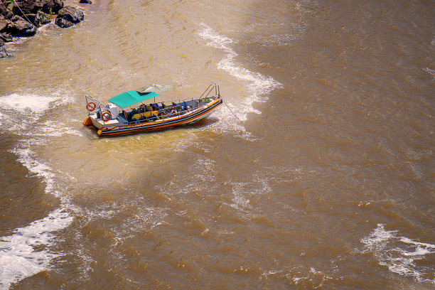公共交通船-森林和河流-旅游目的地图片下载