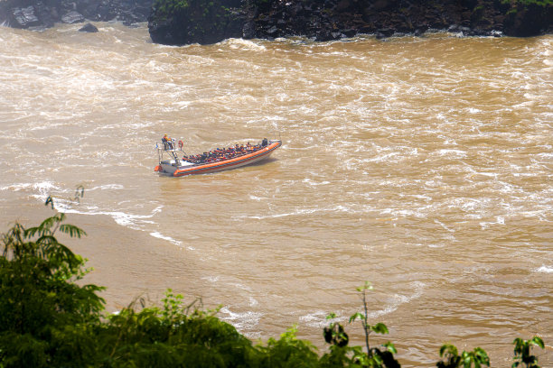 公共交通船-森林和河流-旅游目的地图片下载