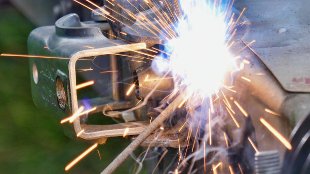 汽车发动机，照片为背景，焊接为背景，焊工在工作图片下载