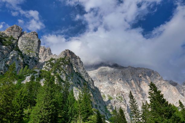 山在阿尔卑斯山，照片为背景，在白云石山脉，秋天在意大利图片下载