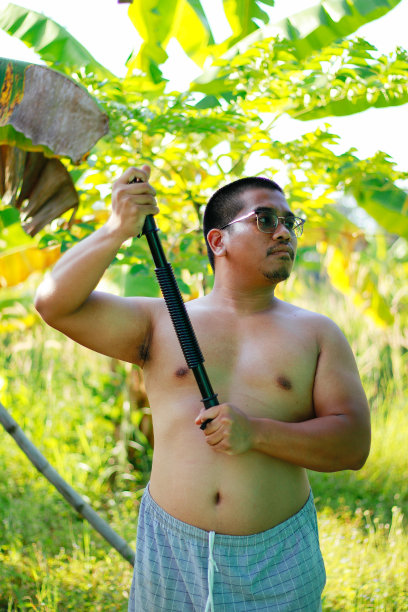 胖子用强力扭扭机图片下载