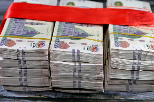 成堆的埃及货币：用红丝带包裹的数千张200埃及镑纸币，埃及货币汇率和经济状况，货币概念，礼物，捐赠图片下载