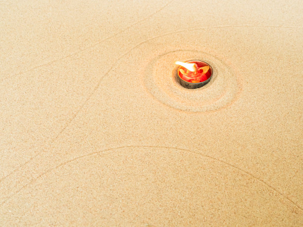 禅宗花园蜡烛沙背景日本平衡冥想放松佛教灵性，模式线波曼荼罗模拟水疗度假瑜伽生活方式自然夏天，纹理沙漠，芳香疗法。图片下载