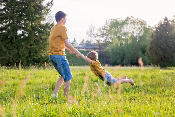 幸福的一家人在公园里，在夕阳下一起享受美好的一天图片下载