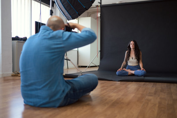 摄影师捕捉女性在工作室里冥想的场景图片下载