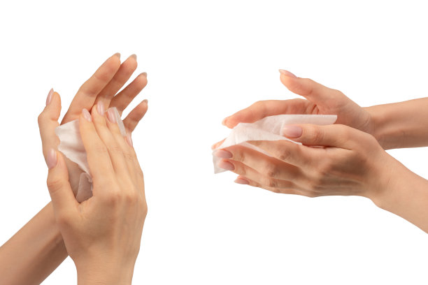 一个女人手里的湿巾孤立在白色的背景上。图片下载