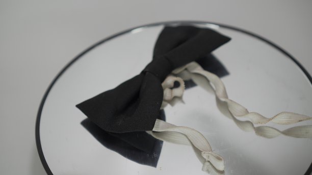 简单的黑色领结与白色弹性绳作为关闭图片下载