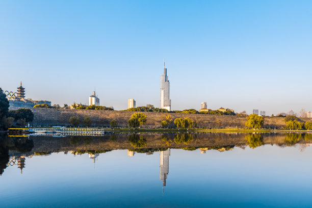 中国江苏省南京市的玄武湖与城市天际线图片下载