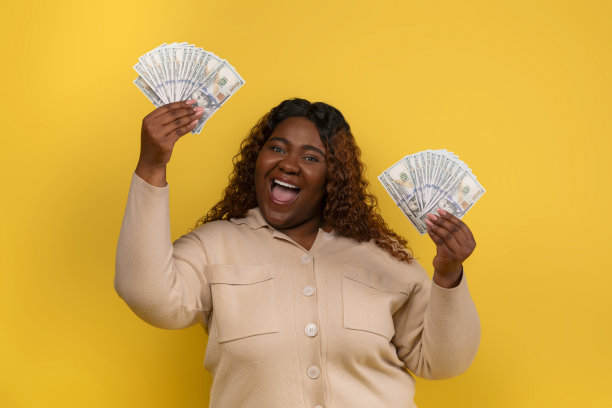 幸运快乐的非裔美国超重女人带着现金图片下载
