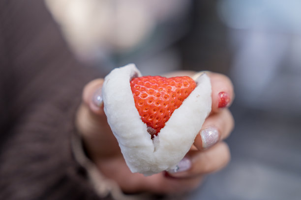 日本传统糖果。草莓大福，手边有草莓。图片下载