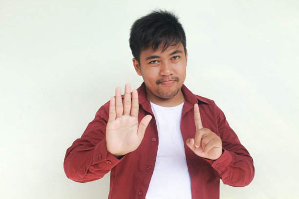 亚洲男人用手势摆出拒绝的姿势图片下载
