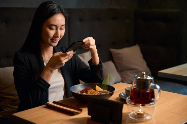 美女在社交网络上晒餐厅照片图片下载