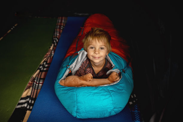 挪威，孩子们，兄弟姐妹，睡在帐篷里的睡袋里图片下载