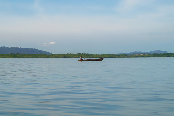 大海里的木船图片下载