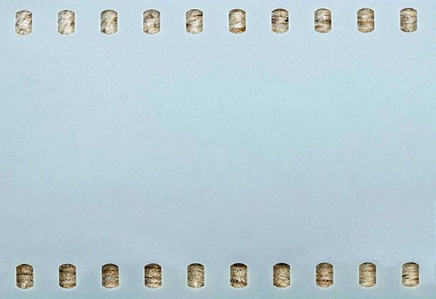 一个浅蓝色的电影基础风格背景顶部和底部有一个孔链轮是一个正方形。图片下载