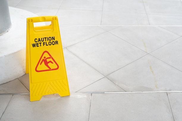 小心湿滑地面标志图片下载