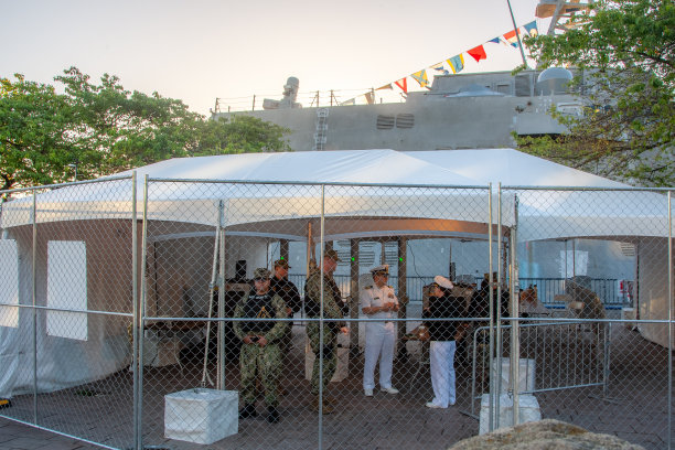 2024年6月6日，在俄勒冈州波特兰市举行的玫瑰节舰队周上，美国海军水兵在威拉米特河保护蒙哥马利号(LCS 8)的泊位。(照片由Citizen Kepler通过Getty Images提供图片下载