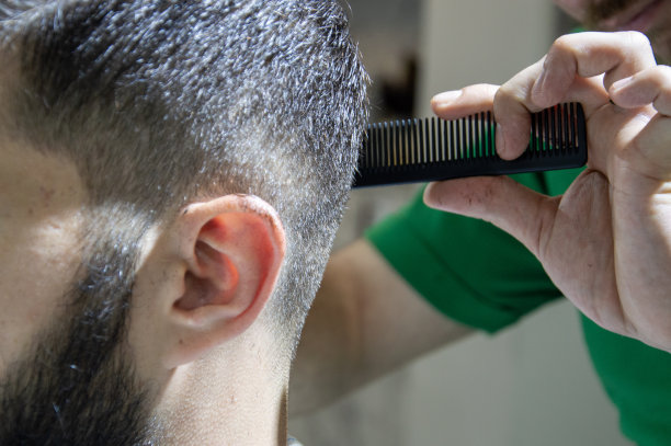 在理发店用剪刀理发图片下载