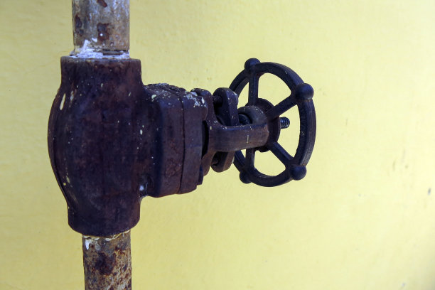 管道上的旧阀门图片下载