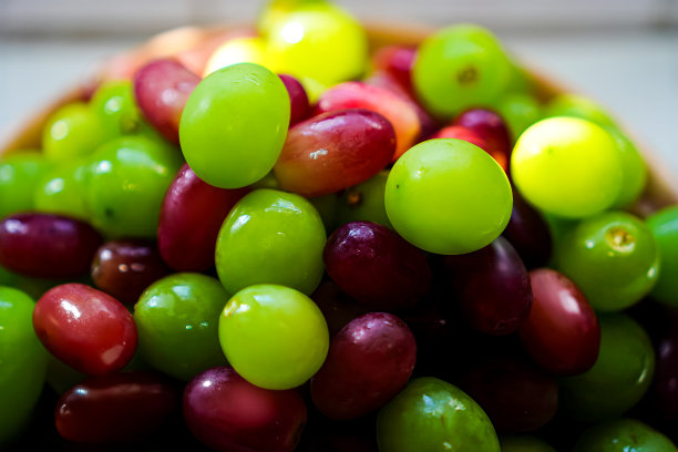 泰国清迈，厨房里，红葡萄和绿葡萄堆在碗里的特写照片。图片下载