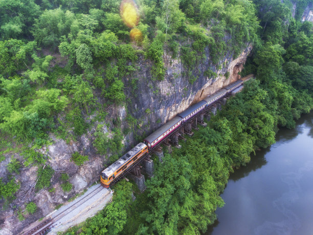 一列火车通过泰国北碧府著名的死亡铁路的航拍照片(无人机)图片下载