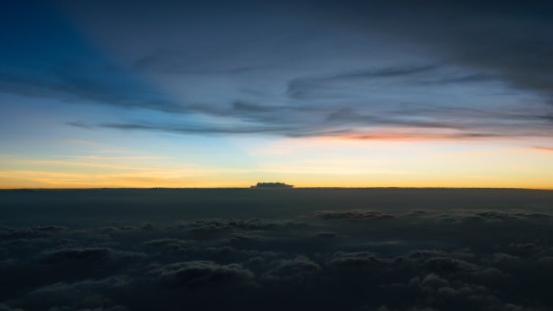 美丽的清晨云拍摄旅行到查达雅特拉徒步旅行的风景照片图片下载