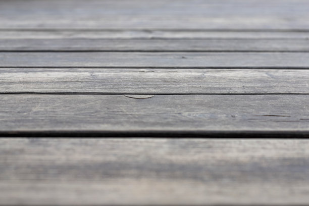 一条古老的灰色木质人行道作为背景。选择性对焦的透视照片图片下载
