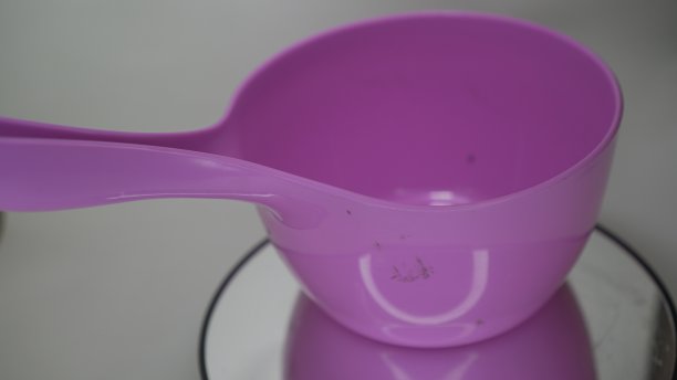 塑料勺很大，是粉红色的，或者更紫一点，图片下载
